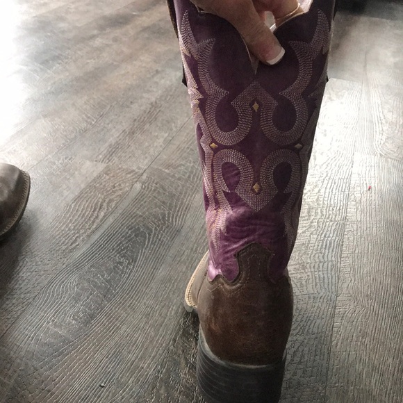 Ariat boots! slightly worn. size 8 - Picture 3 of 4